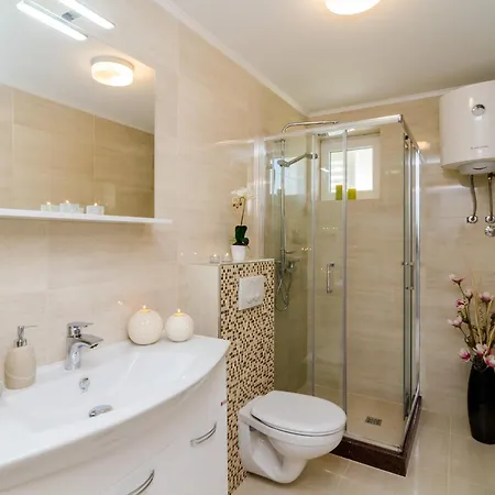 Arba Seaview Residences 믈리니